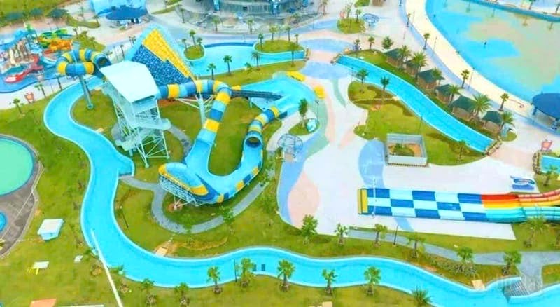 Dòng sông lười uốn lượn quanh co tại Florida Water Park, nơi bạn có thể thư giãn trên phao, thả mình theo dòng nước mát rượi.