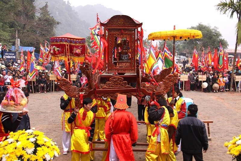 Lễ hội Chùa Tiên diễn ra từ tháng Giêng đến tháng 4 âm lịch, thu hút đông đảo người dân tham gia.