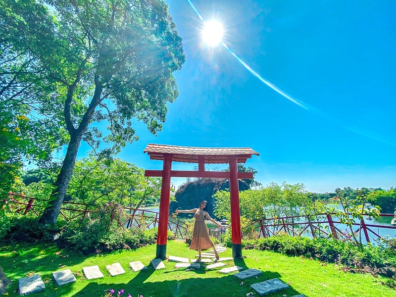 Cổng Torii đỏ rực, điểm nhấn đảo.