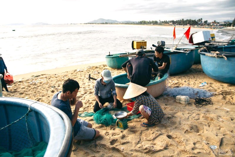 Phiên chợ biển họp mỗi sáng, rộn ràng khi thuyền về.