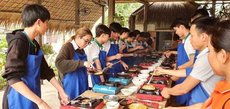 Học nấu ăn với người dân địa phương, bạn sẽ có những món ăn đậm đà phong vị Hội An, mang về kỷ niệm khó quên.