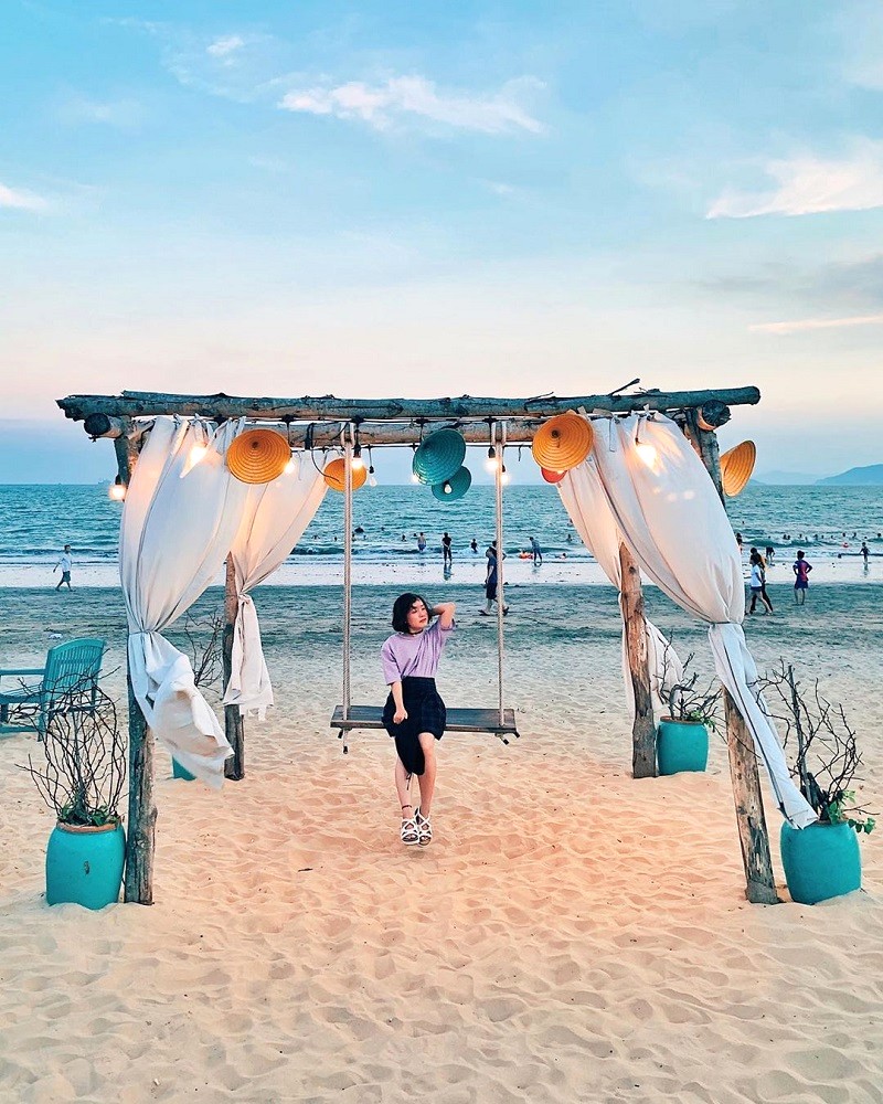 Xích đu lãng mạn trước biển là điểm check-in hot tại Surf Bar Quy Nhơn (Ảnh: zinnie.nguyen)