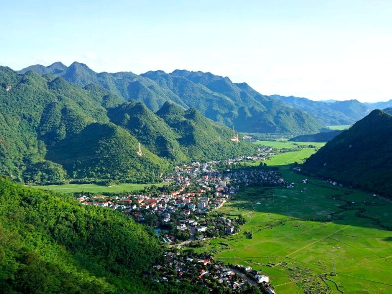 Mai Châu: Thung lũng bao quanh bản làng.