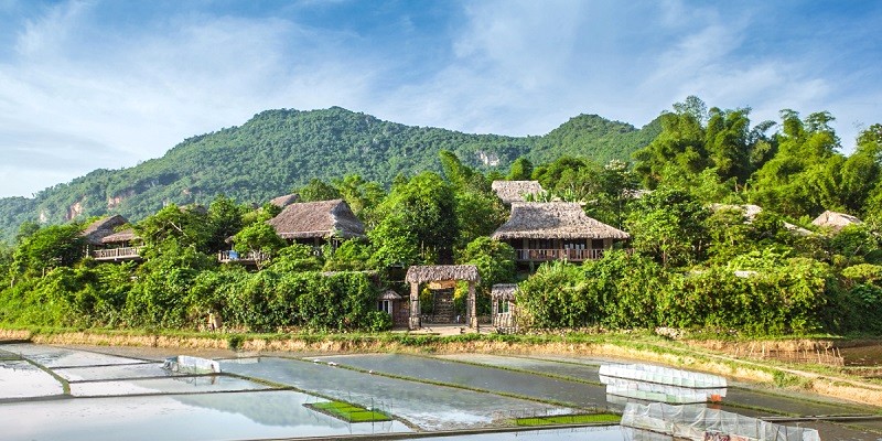 Mai Châu Ecolodge, lưng tựa núi, hướng về thung lũng.