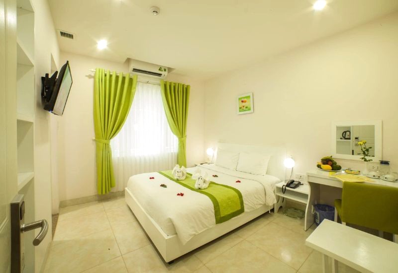 Phong cách trang trí độc đáo chỉ có tại Hotel La Perle với gam màu trắng xanh hút mắt.