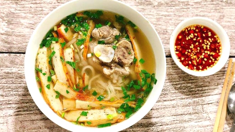 Bánh canh Quy Nhơn: tròn, trắng, dai vừa, không bột.