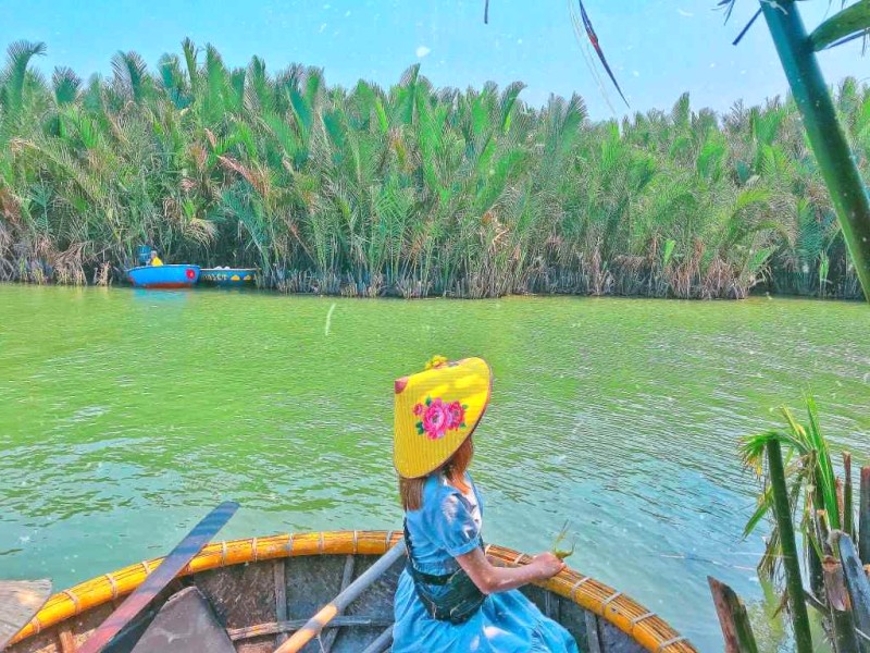 Xuôi dòng Thu Bồn, ghé Rừng dừa Bảy Mẫu - miền Tây giữa lòng miền Trung, bạn sẽ bị mê hoặc bởi hệ sinh thái trù phú, đa dạng.