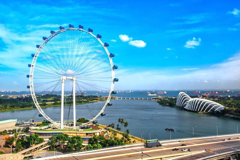 Ngắm trọn đường chân trời Singapore từ Singapore Flyer, tận hưởng bữa tối lãng mạn 165m cùng người ấy.