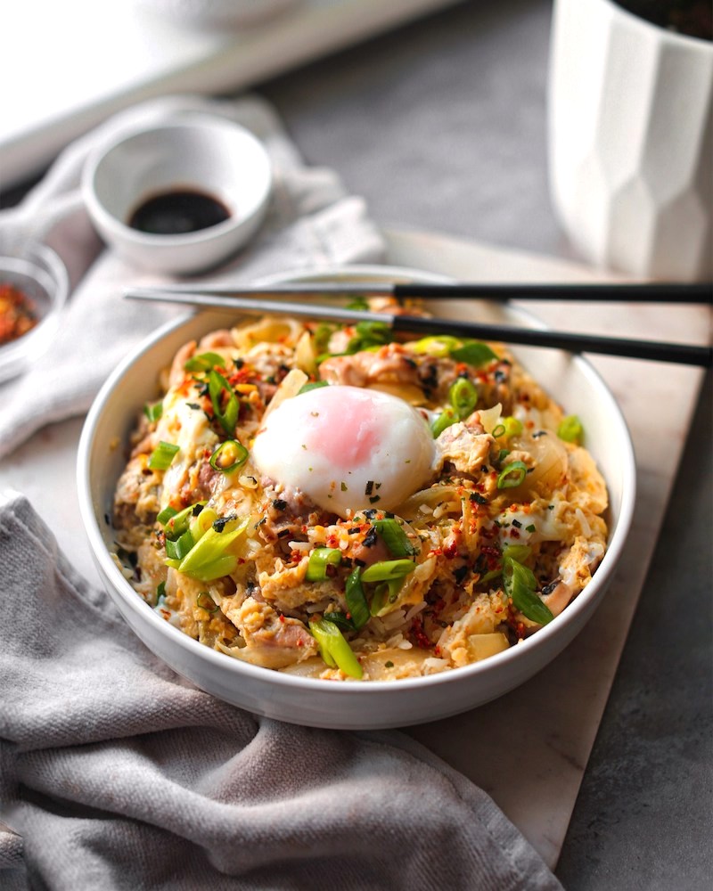 Oyakodon: Donburi truyền thống với gà và trứng.