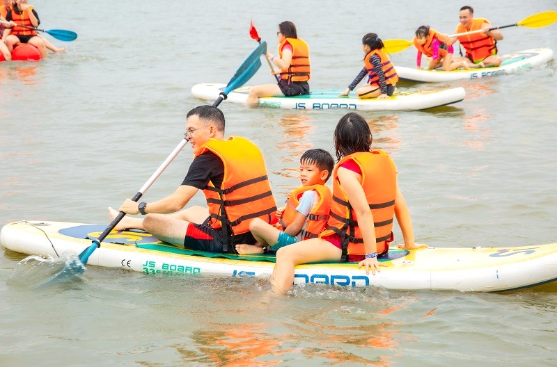 Kayaking thu hút giới trẻ với các cuộc đua đồng đội.