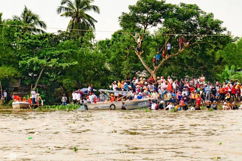 Người dân địa phương náo nhiệt cổ vũ đua ghe.