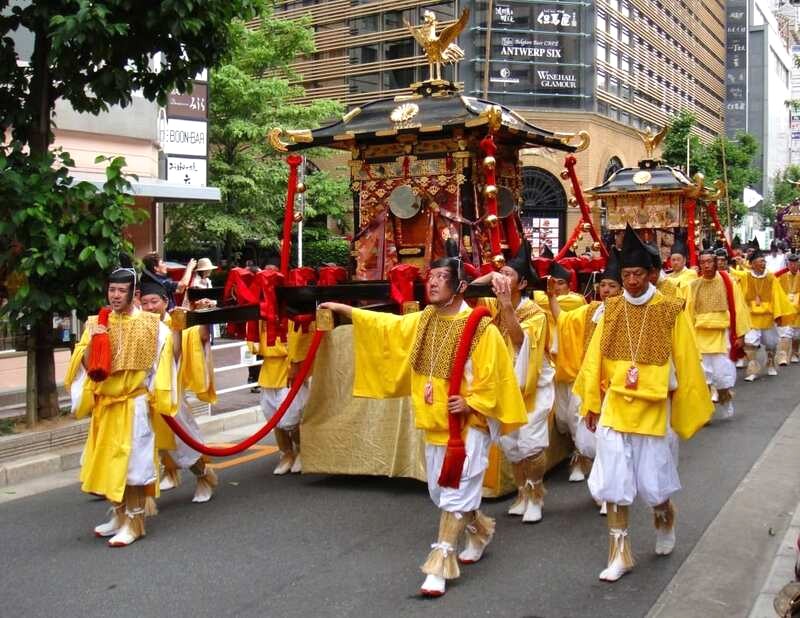 Lễ hội Sanno Matsuri, diễn ra giữa tháng 6, nổi bật với cuộc diễu hành rực rỡ tại trung tâm Tokyo.