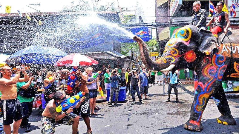 Lễ hội Phuket độc đáo với màn té nước vui nhộn cùng voi rừng.