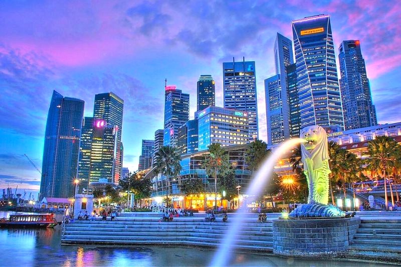 Merlion Park, cạnh Marina Bay Sands, nổi tiếng với tượng sư tử biển phun nước cao 8,6 mét, nặng 70 tấn.