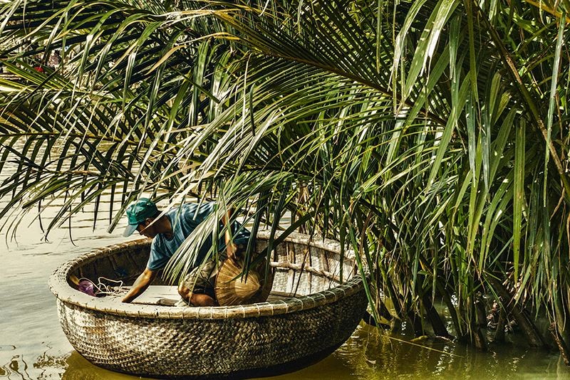 Trải nghiệm đáng nhớ: ngồi thuyền thúng cùng ngư dân thả lưới, giăng câu. Bạn sẽ có những khoảnh khắc khó quên!