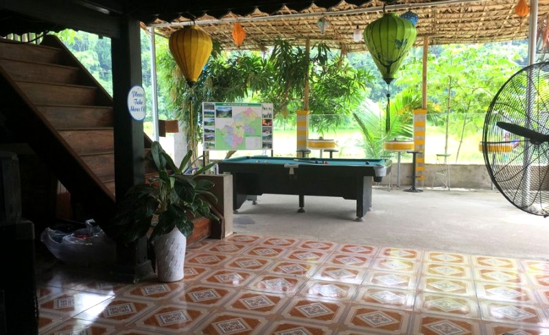 Giải trí tại homestay với tiện nghi sẵn có.