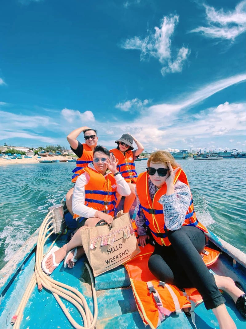 Khám phá Đảo Phú Quý trên du thuyền! 🛥️