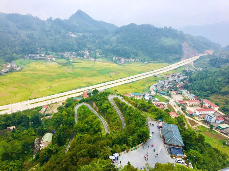 Hà Giang từ trên cao: hùng vĩ, xanh ngút ngàn.