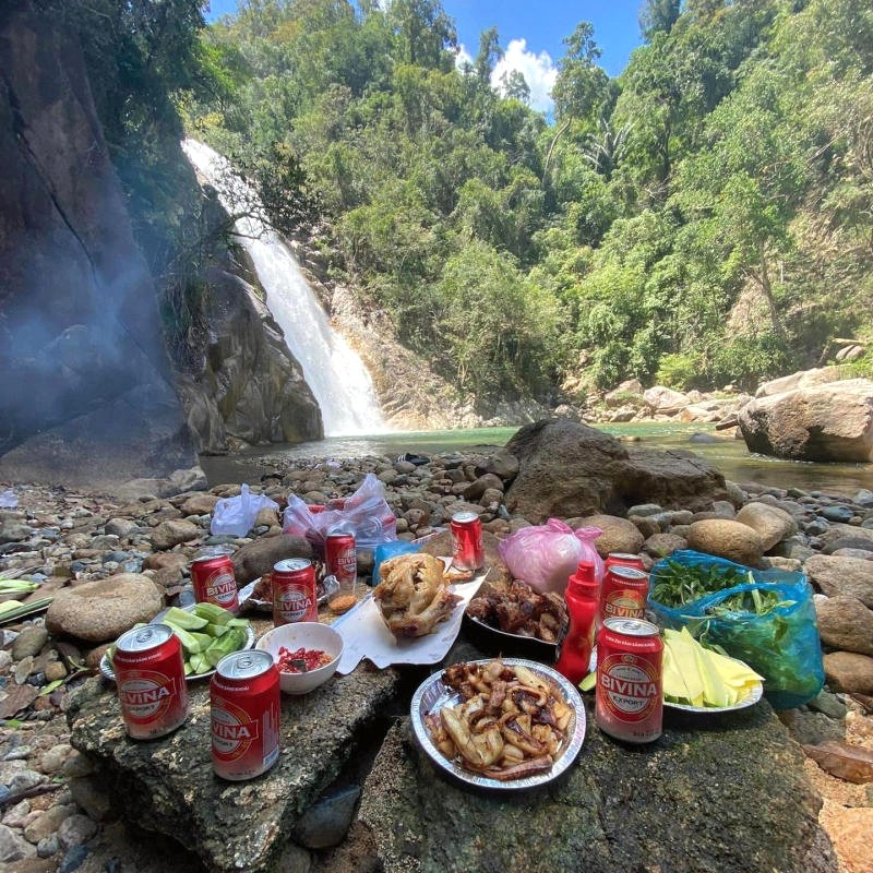 Dừng chân nghỉ ngơi và ăn uống tại các khu picnic bên suối.