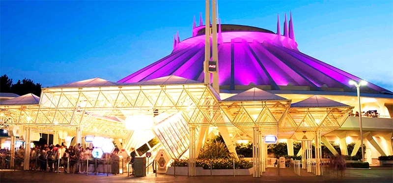 Space Mountain tại Tokyo Disneyland là tàu lượn siêu tốc trong nhà, mang đến trải nghiệm cảm giác mạnh đầy phấn khích.