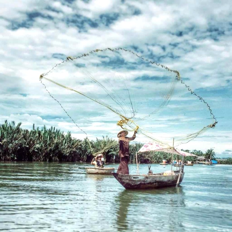 Hình ảnh người dân câu cá giờ đây thân thuộc hơn bao giờ hết. Muốn hòa mình vào cuộc sống bản địa, bạn có thể xin phép họ để cùng câu cá, bắt cua.