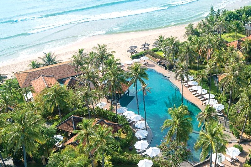 Resort xanh mát, tiện nghi hiện đại.