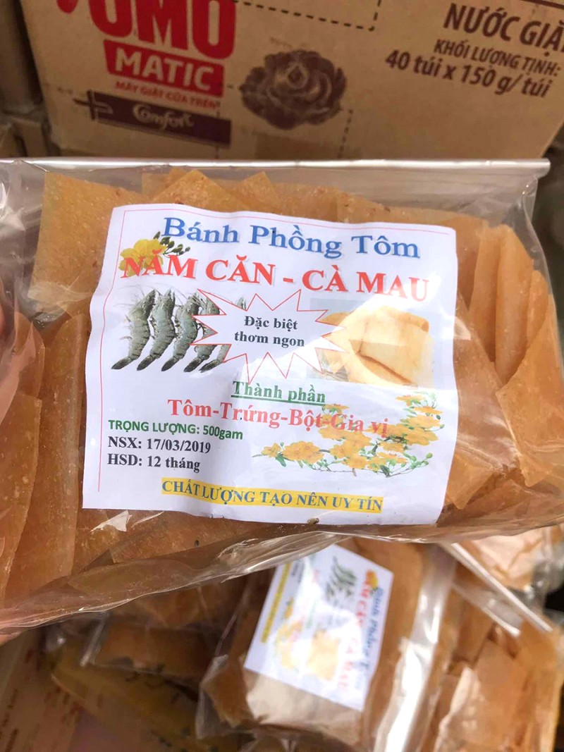 Bánh phồng tôm Năm Căn: Quà lưu niệm Cà Mau được yêu thích.