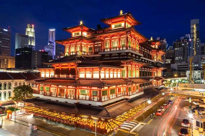 Ánh đèn lồng rực rỡ ở Chinatown Singapore.