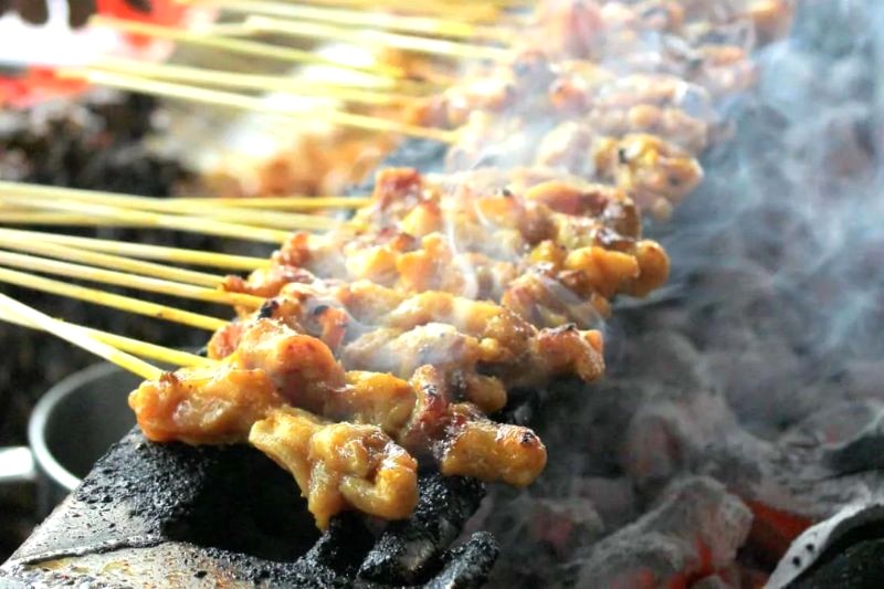 Satay thường được bán ở chợ đêm.