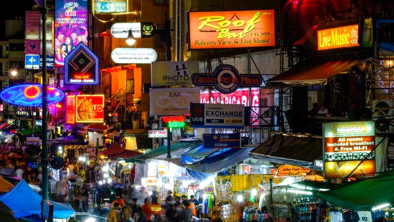 Khao San, trái tim Bangkok, là thiên đường giải trí về đêm của giới trẻ Thái.