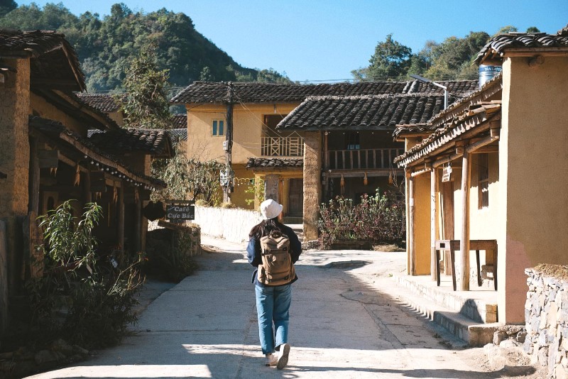 Lòng làng ẩn hiện trong sương sớm, hơi thở miền cao se lạnh len vào từng bước chân.