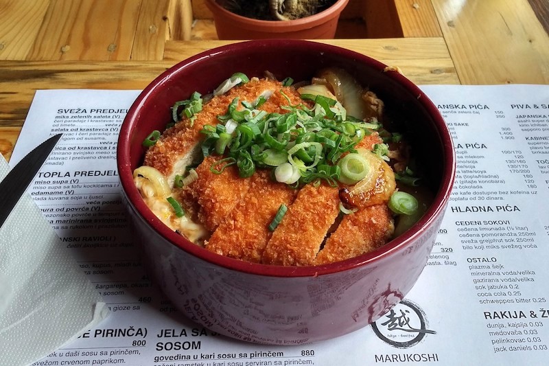 Sosu Katsudon: Cơm dẻo, thịt lợn giòn, sốt ngọt mặn hài hòa.