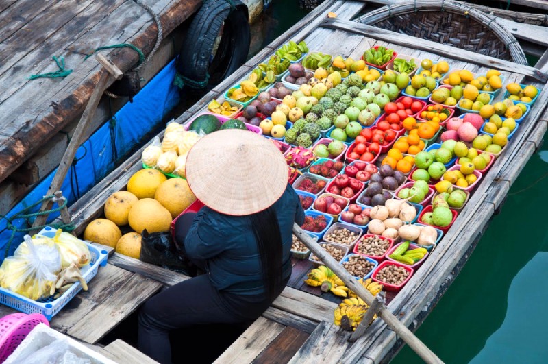 Chợ nổi: Nơi mua bán đủ thứ trên sông.