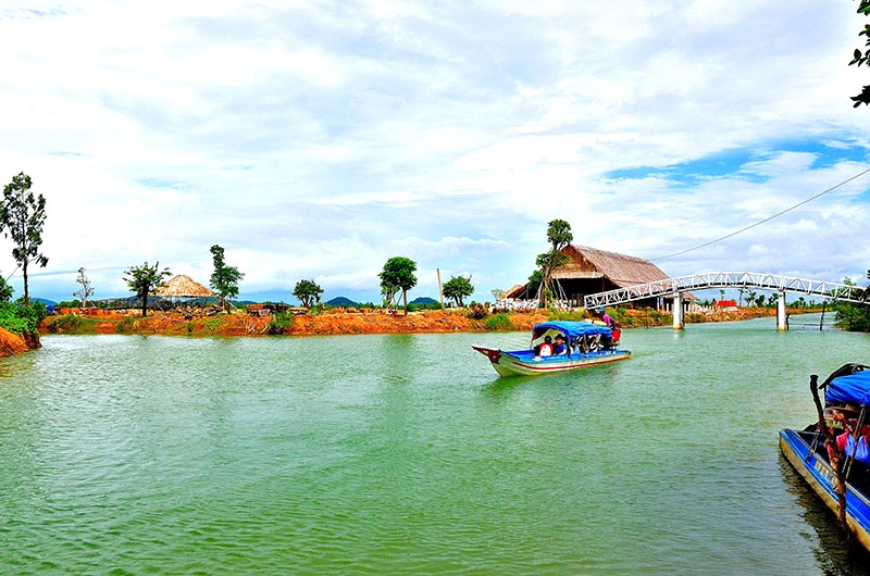 Đầm Đông Hồ: điểm đến yêu thích của giới trẻ, lý tưởng cho du lịch sinh thái & check-in. (Ảnh: taucaotoc.vn)