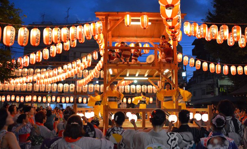 Lễ hội Obon Matsuri (Nhật Bản) có lịch sử hơn 500 năm.