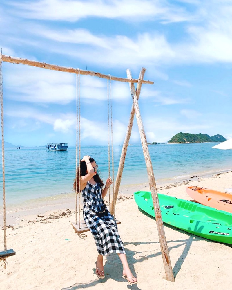 Xích đu gỗ yên bình bên bờ biển. 🏖️ #thuuu_ha