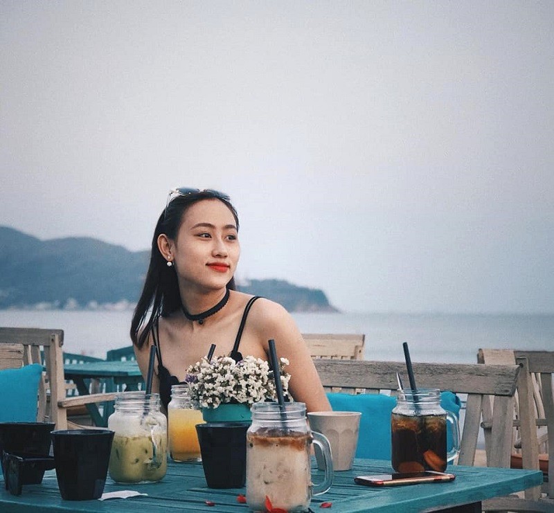 Surf Bar Quy Nhơn hấp dẫn với menu đồ uống đa dạng, giá cả phải chăng. (Ảnh: Minh Nguyệt)