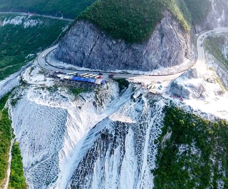 Đèo Thung Khe (1.000m) uốn lượn quanh co.