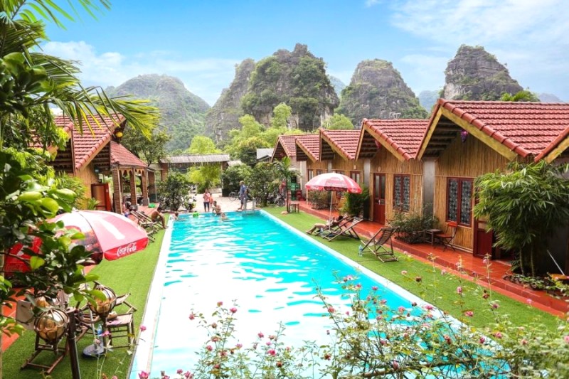 Khung trời trong veo bao phủ homestay.