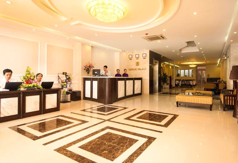 Hue Serene Palace Hotel rực rỡ với gam vàng gold, tôn lên vẻ sang trọng, xa hoa.