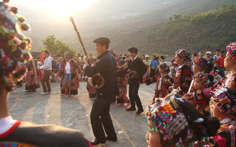 Tiếng đàn bầu ngân nga du dương.