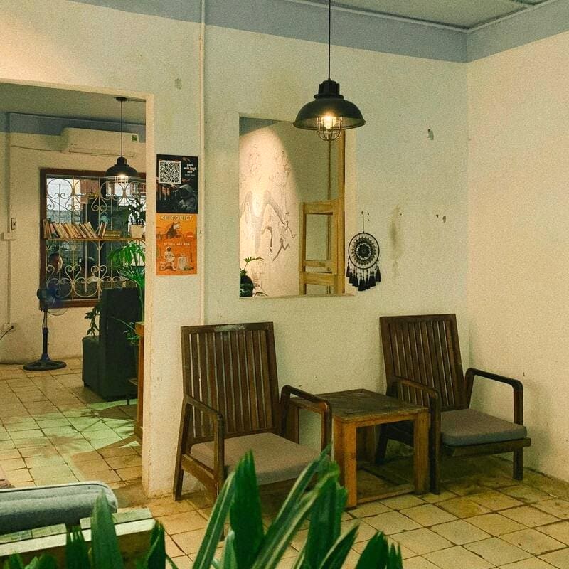 Suỵt Kafe: Cà phê mèo Hà Nội, hoài niệm retro nhẹ nhàng.