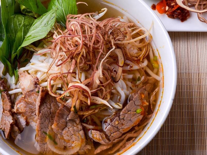 Bún bò Huế - món ngon nổi tiếng xứ Huế.