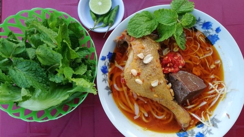 Mì quảng Phan Thiết nổi tiếng với topping thịt vịt chất lượng, thường là đùi góc tư hoặc cánh.