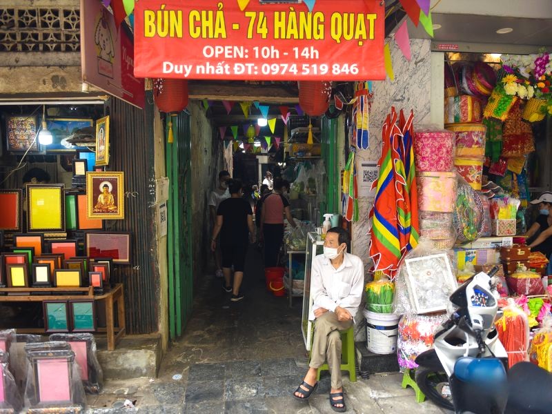 Bún chả Hà Nội: Quen thuộc, ngon miệng.