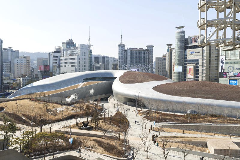 Kiến trúc độc đáo của Dongdaemun Design Plaza thu hút những người yêu nghệ thuật.