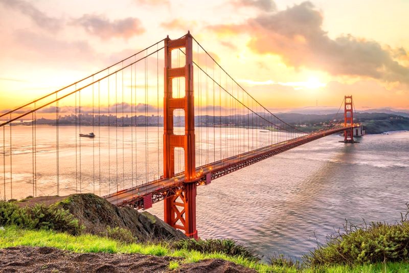 Cầu Cổng Vàng, biểu tượng San Francisco, thu hút đông đảo du khách.