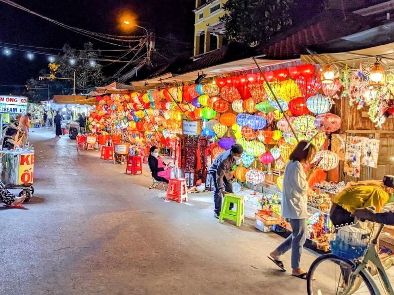 Chợ đêm Hội An lung linh với hàng ngàn chiếc đèn lồng sặc sỡ. (95 kí tự)