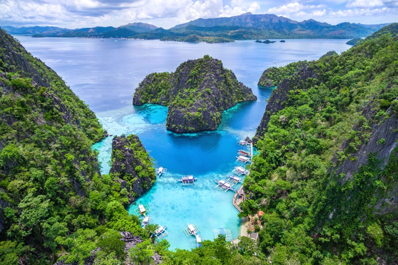 Coron là quần đảo nhỏ cách trung tâm Palawan 100km về phía Bắc.