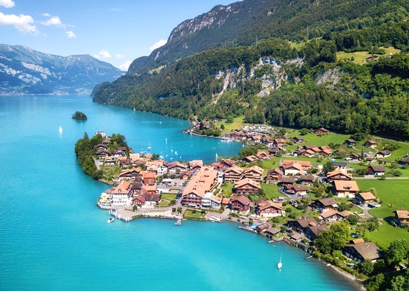 Interlaken: Nằm giữa ba đỉnh núi Eiger, Mönch, Jungfrau.